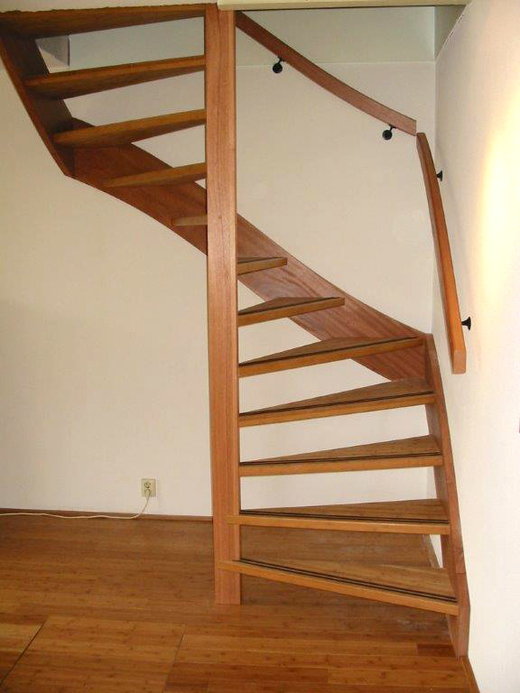Moderne houten trap met kwartslag ZDT02