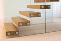Licht houten trap met glazen balustrade ZWT02