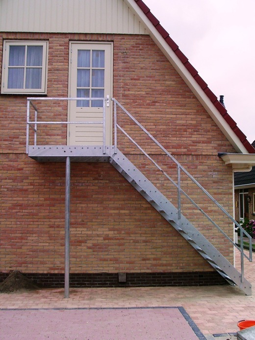 Buiten steektrap met bordes