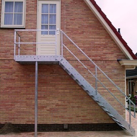 Buiten steektrap met bordes