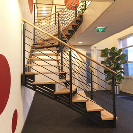 Bedrijfstrap dubbele draai