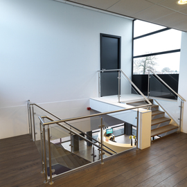 Kantoortrap met glasbalustrades
