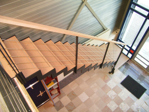 Rechte trap eiken treden in showroom