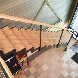Rechte trap eiken treden in showroom