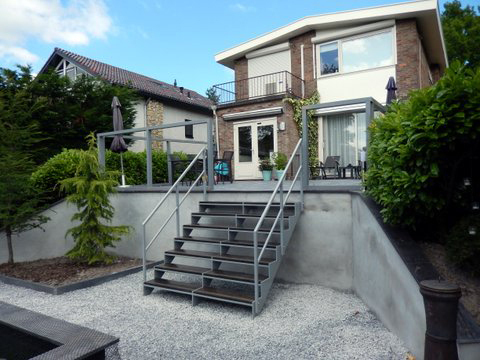 Staaltrap naar terras