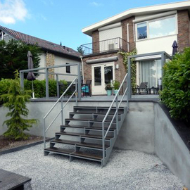 Staaltrap naar terras