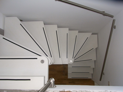 Designtrap witte treden met zwarte anti-slipstrips