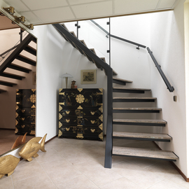 Designtrap met natuurstenen treden