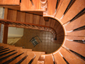Houten keepboomtrap met bordes