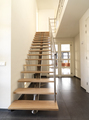 Middenboomtrap met houten treden