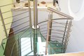 Spiltrap met glazen treden