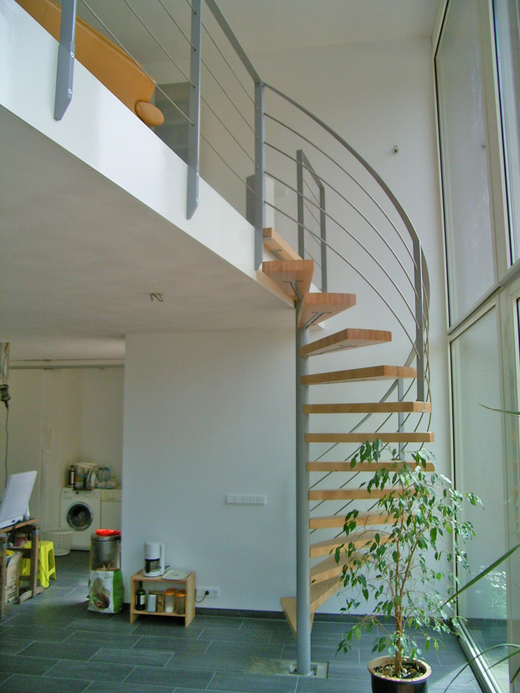 Spiltrap met houten treden