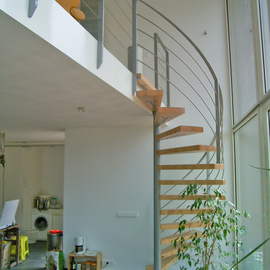 Spiltrap met houten treden