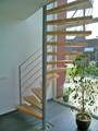 Spiltrap met houten treden
