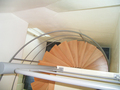 Spiltrap met houten treden