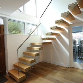 Vrijdragende trap met houten treden