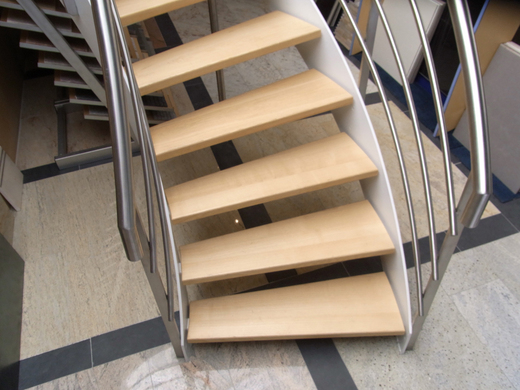 Wenteltrap met houten treden