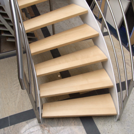 Wenteltrap met houten treden