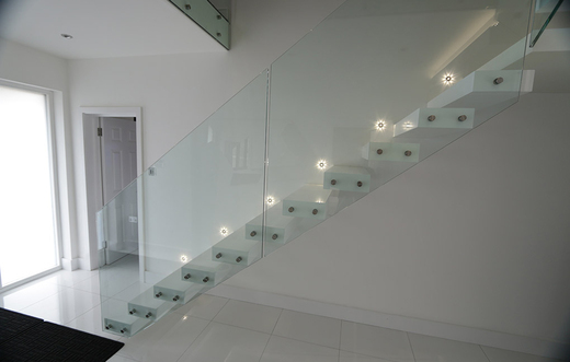 Zwevende trap wit met glas