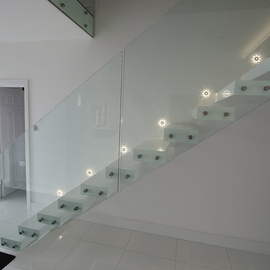 Zwevende trap wit met glas