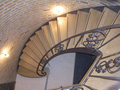Wenteltrap met ijzeren balustrade