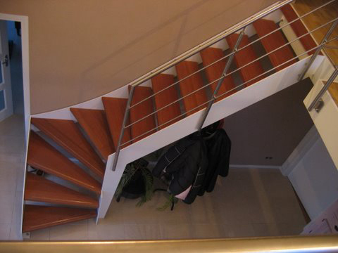 Kwartslag trap met meranti houten treden
