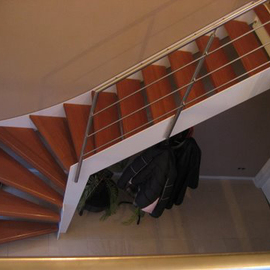 Kwartslag trap met meranti houten treden