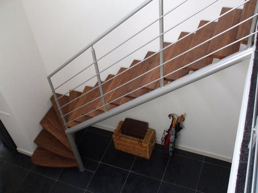 Kwartslagtrap met houten treden
