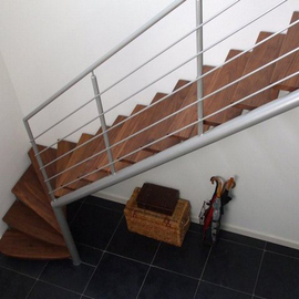 Kwartslagtrap met houten treden