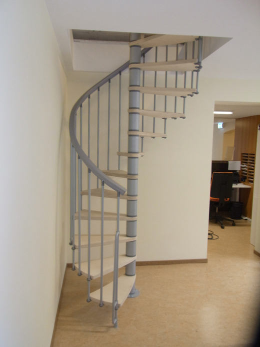 Zelfbouw trap met houten treden