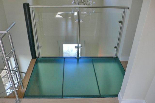 Glazen balustrade bordes