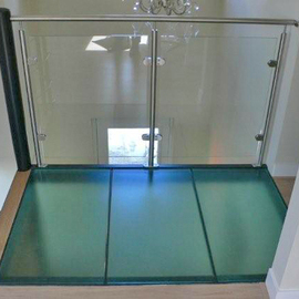 Glazen balustrade bordes