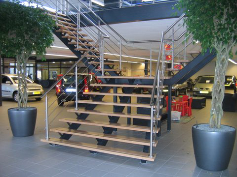 Bedrijfstrap met RVS leuning