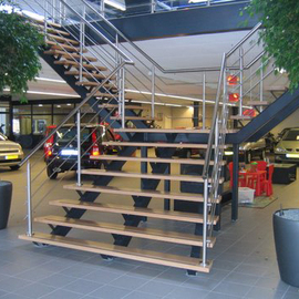 Bedrijfstrap met RVS leuning
