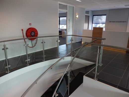 Glas balustrade kantoorpand
