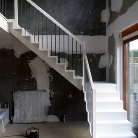 Houten trap met stootborden