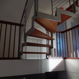 Zigzag trap met stalen hek