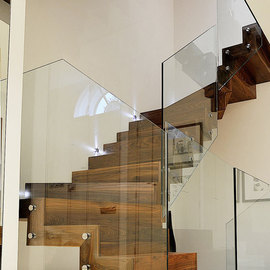 Dubbelkwart muizenboomtrap met glazen balustrade