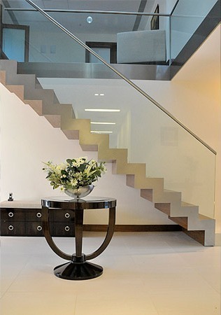 Stalen muizenboom designtrap met balustrade