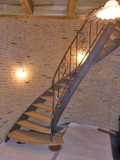 Wenteltrap met ijzeren balustrade