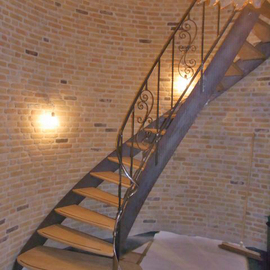 Wenteltrap met ijzeren balustrade