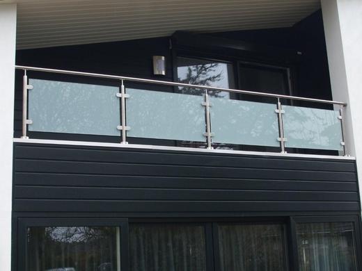 Hek met glas en roestvast staal