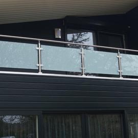 Hek met glas en roestvast staal