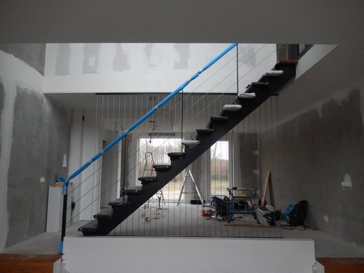 Verticale spankabels op trap