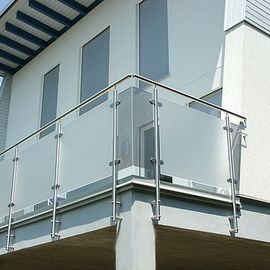 Buitenbalustrade van glas