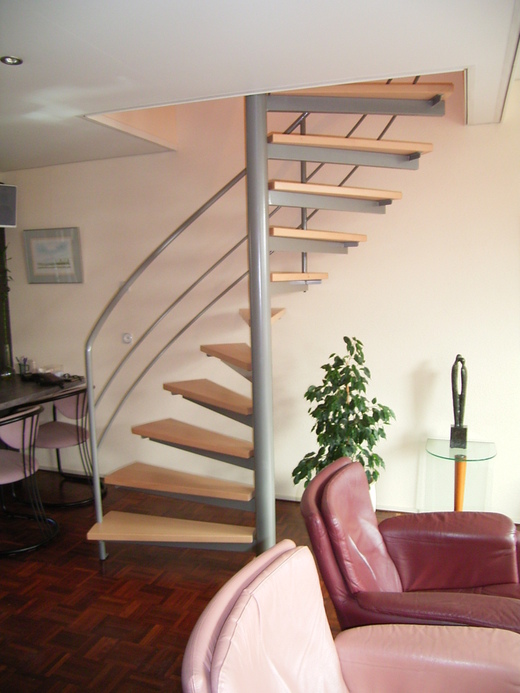 Draaitrap met beuken houten treden