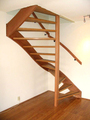 Moderne houten trap met kwartslag ZDT02