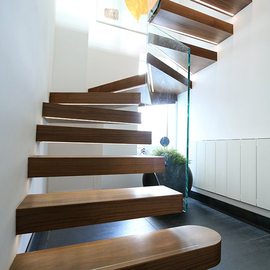 Vrijdragende trap met glas balustrades VDT08