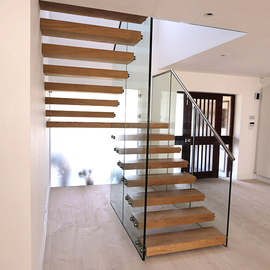 Glas balustrade met houten zwevende treden ZWT04