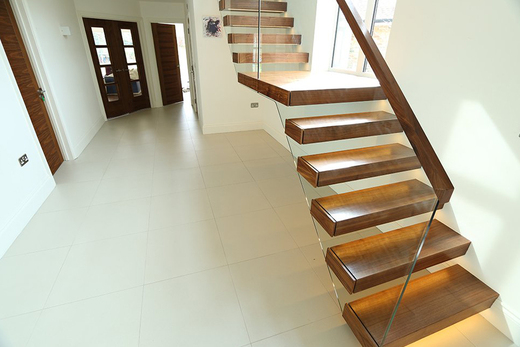 Zwevende trap met vrijdragende glas balustrade ZWT05